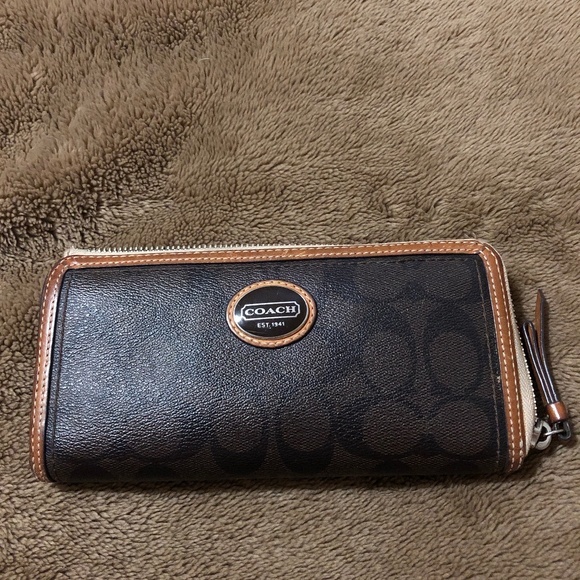COACH LONG ZIPPER WALLET - HAS SIGNS OF WEAR - Picture 1 of 13
